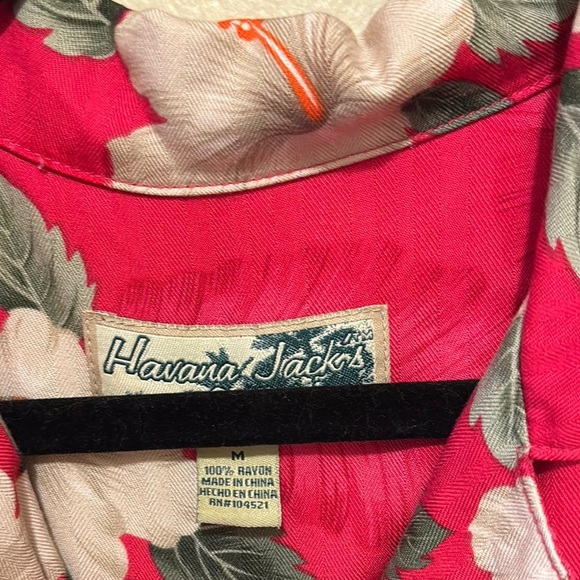 SOLD ❌Hilo Hattie Red Fitted Button Down Shirt - Picture 2 of 2